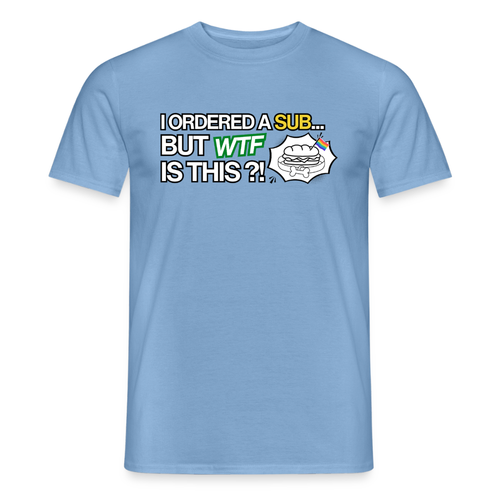 Auf dem hellblauen (Carolina Blue) T-Shirt dominiert die große Typografie mit farbigen Akzenten. Der weiße Badge mit kinky Puppy-Sandwich und Regenbogenflagge rundet das Design ab.
