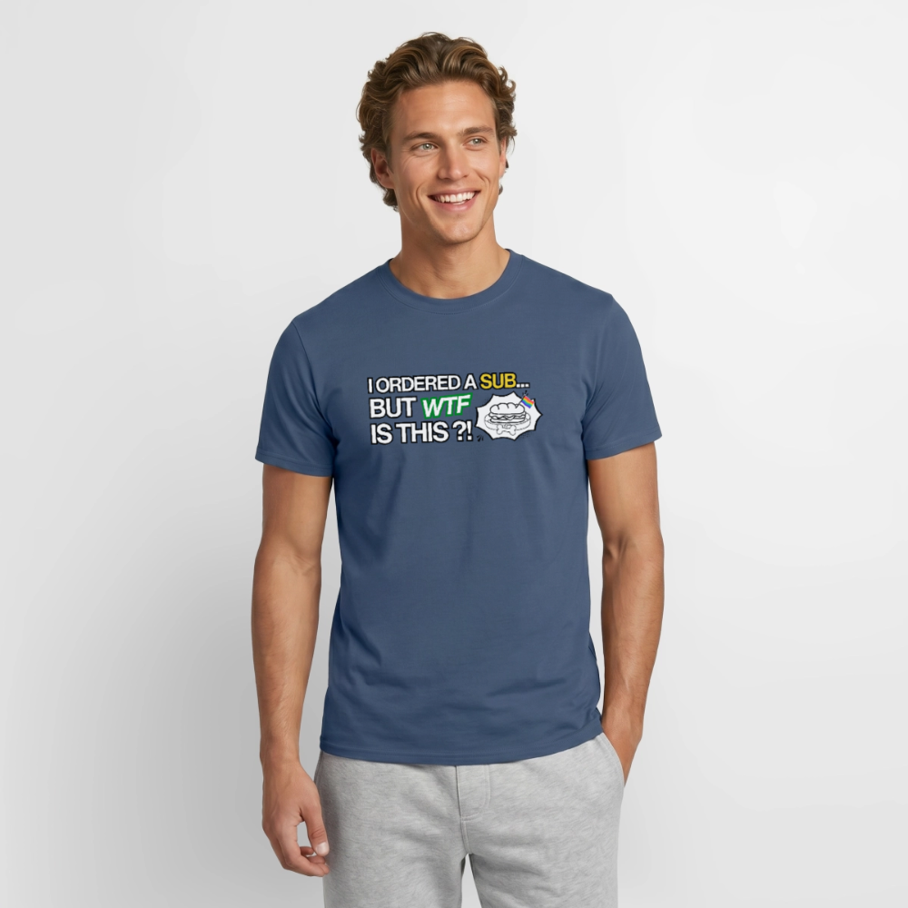 Männliches Model trägt das dunkle denimblaue T-Shirt mit dem humorvollen kinky Statement „I ordered a sub… but wtf is this?!“. Das Puppy-Sandwich-Design ist prominent platziert.
