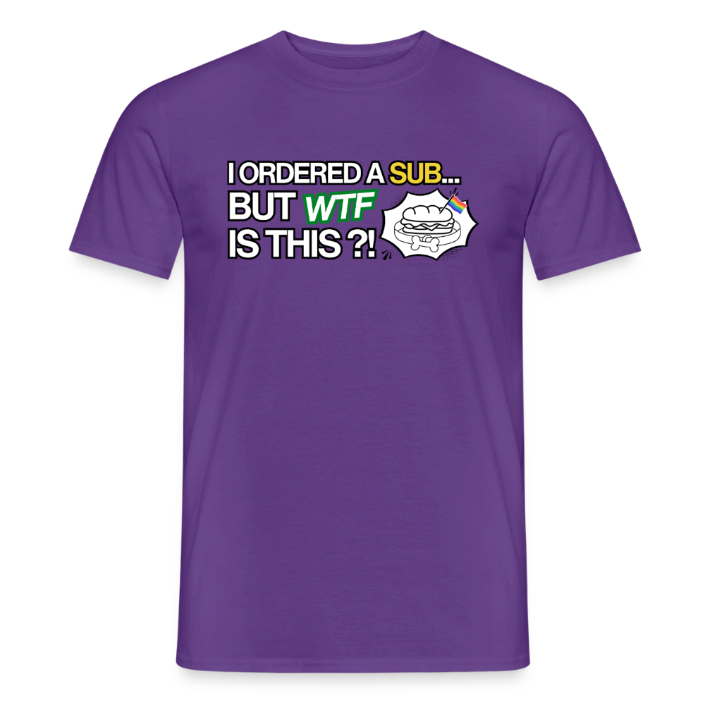 Freigestelltes lila T-Shirt mit der großen Statement-Typografie und dem weißen Badge, der das kinky Puppy-Sandwich mit Halsband und Regenbogenflagge darstellt.