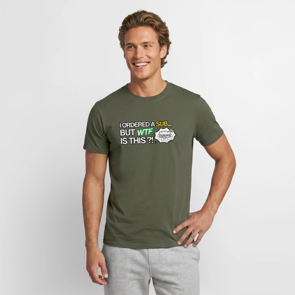 Männliches Model in militärgrünem T-Shirt mit dem großen kinky Statement „I ordered a sub… but wtf is this?!“. Das Puppy-Sandwich-Design mit Halsband und Regenbogenflagge kommt stark zur Geltung.