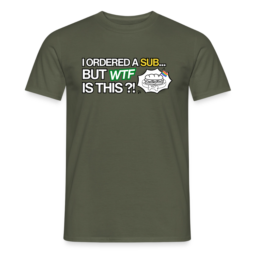 Auf dem militärgrünen T-Shirt prangt die fette Typografie „I ORDERED A SUB… BUT WTF IS THIS?!“ mit farbigen Akzenten. Der weiße Stern-Badge zeigt das Sandwich, das von einem Puppy-Halsband gehalten wird.