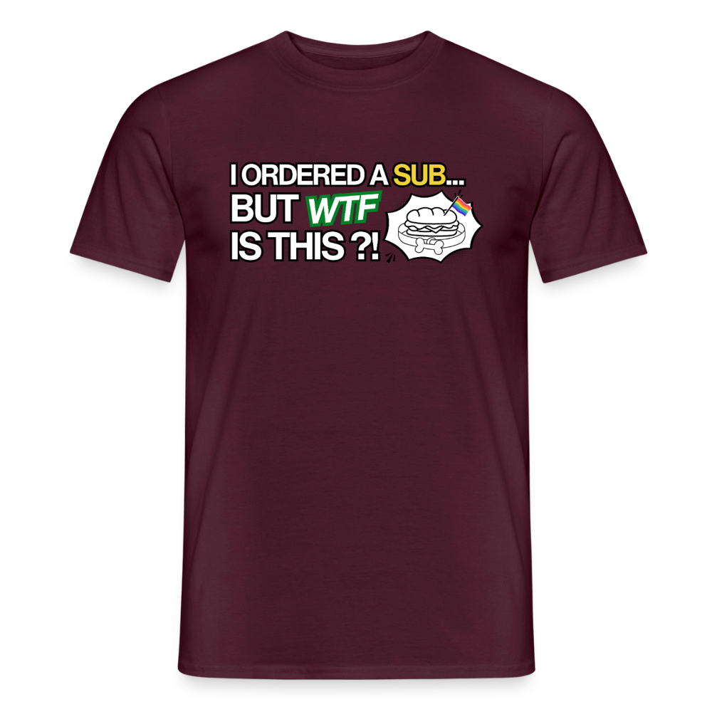 Das ziegelrote T-Shirt trägt die dominante fette Typografie mit gelbem „SUB“ und grünem „WTF“. Daneben der weiße Badge mit dem verspielten Puppy-Sandwich-Motiv.