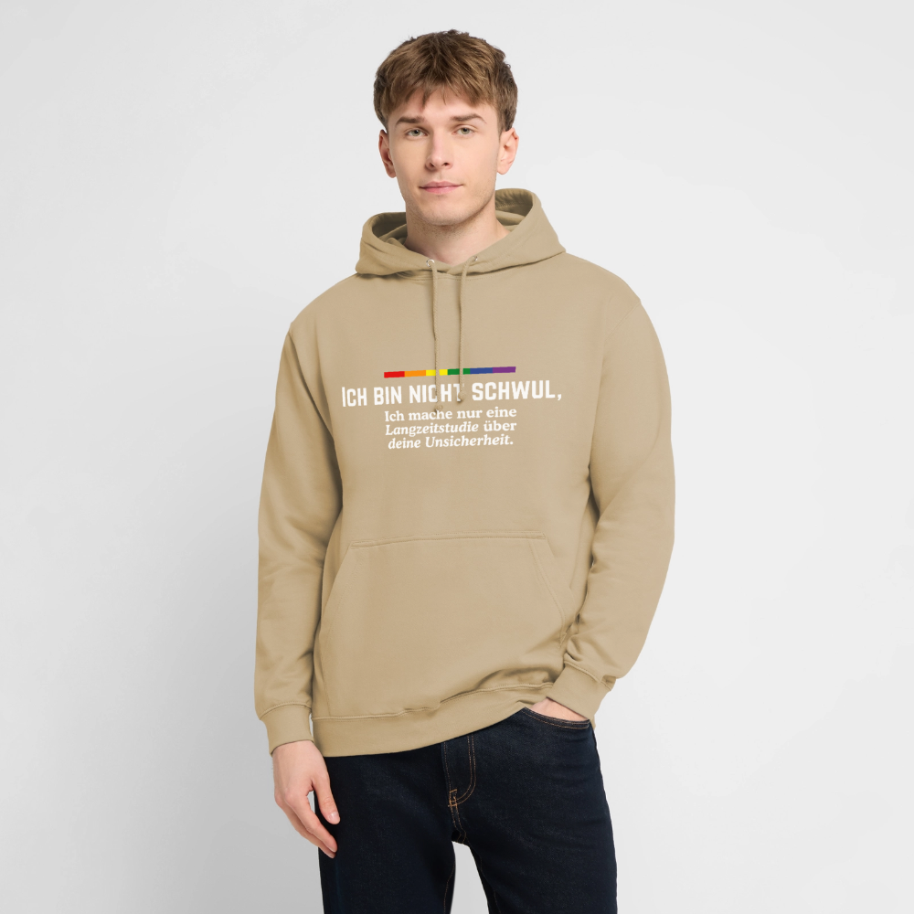 Das Model trägt einen hellen, beigefarbenen Hoodie. Die dunkle Schrift liefert die perfekte Pointe: „ICH BIN NICHT SCHWUL, Ich mache nur eine Langzeitstudie über deine Unsicherheit.“, passend markiert mit einem Regenbogen.