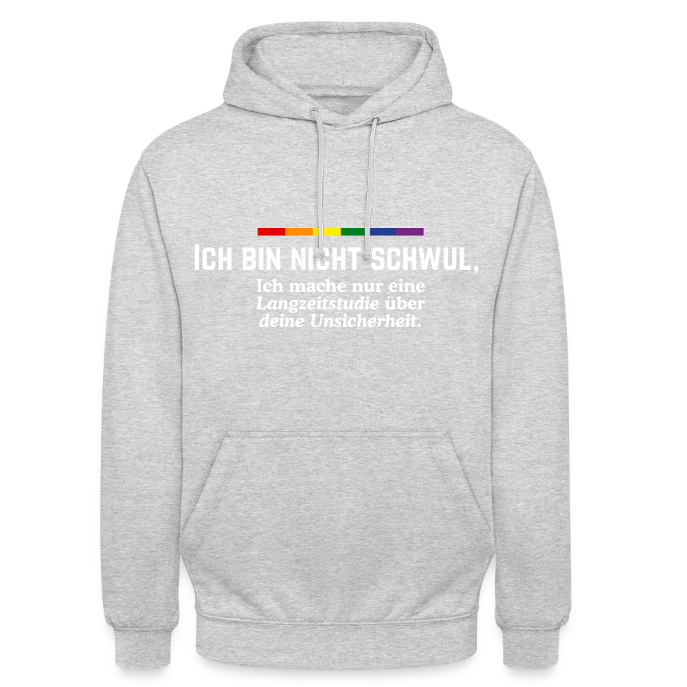 Freigestellter Hoodie in Hellgrau meliert. Der dunkel gedruckte Spruch „ICH BIN NICHT SCHWUL, Ich mache nur eine Langzeitstudie über deine Unsicherheit.“ wird durch einen bunten Regenbogenstrich queer aufgeladen.