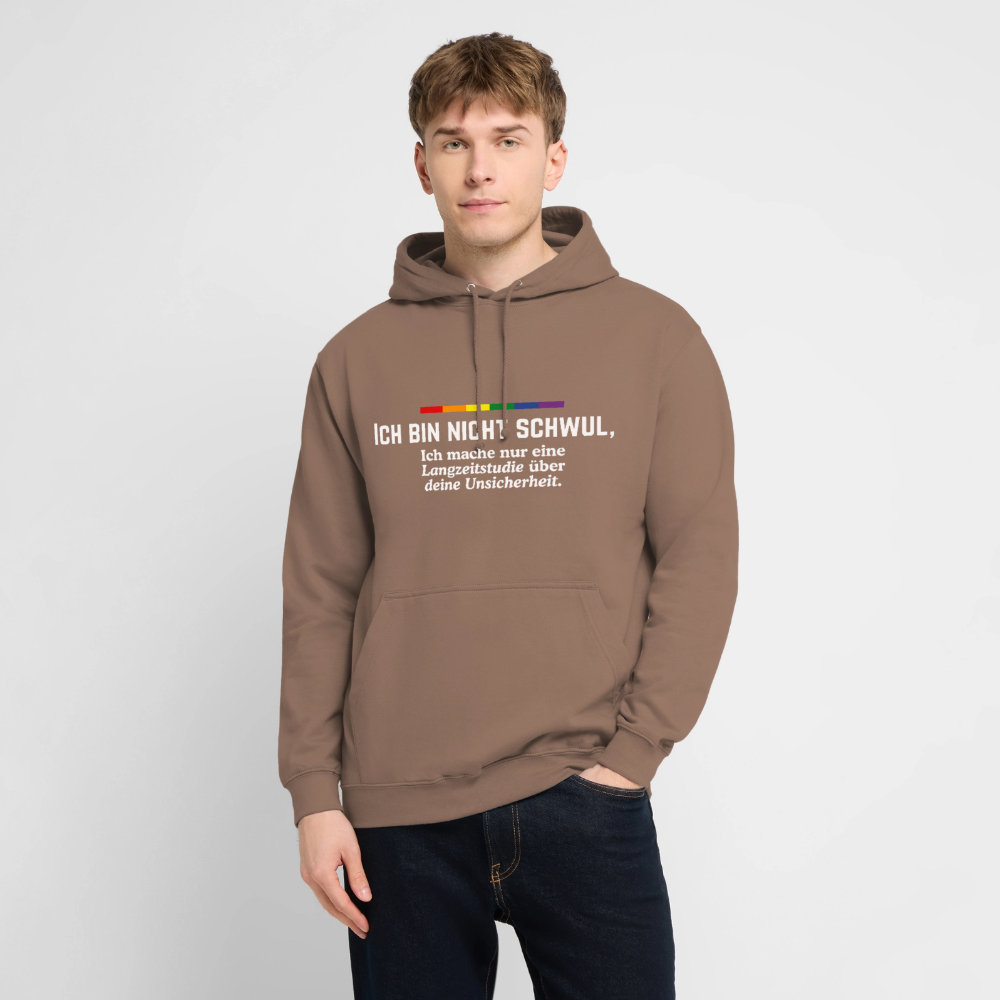 Das Model trägt einen mokkabraunen Kapuzenpullover. Der weiße Brustaufdruck wehrt dumme Sprüche ab: „ICH BIN NICHT SCHWUL, Ich mache nur eine Langzeitstudie über deine Unsicherheit.“, begleitet von einem Pride-Regenbogen.