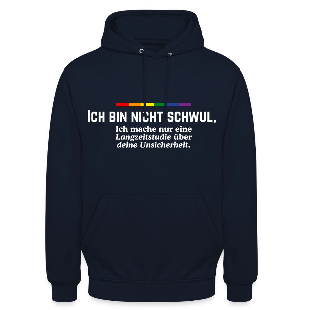 Wie ein ironisches Forschungsprojekt wirkt der Druck auf diesem dunkelblauen Navy-Pullover. Ein farbenfroher Regenbogenbalken leitet das komplett in Weiß gehaltene Zitat ein: „ICH BIN NICHT SCHWUL, Ich mache nur eine Langzeitstudie über deine Unsicherheit.“