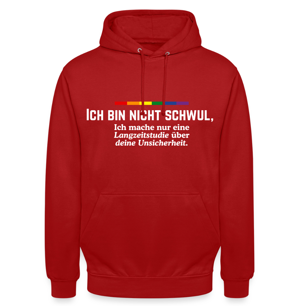 Dieser knallrote Hoodie fungiert als rhetorische Waffe im Alltag. In zentrierten weißen Lettern wird dort ironisch behauptet: „ICH BIN NICHT SCHWUL, Ich mache nur eine Langzeitstudie über deine Unsicherheit.“, begleitet von einem klaren farblichen Bekenntnis zur LGBTQ-Community.
