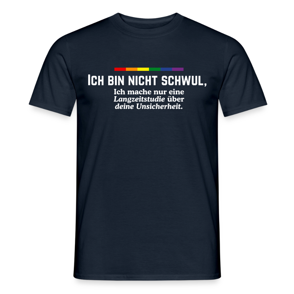 Marineblau als Basis für eiskalte Forschung. Der freigestellte Artikel nutzt fette und kursive weiße Typografie für den Konter: „ICH BIN NICHT SCHWUL, Ich mache nur eine Langzeitstudie über deine Unsicherheit.“