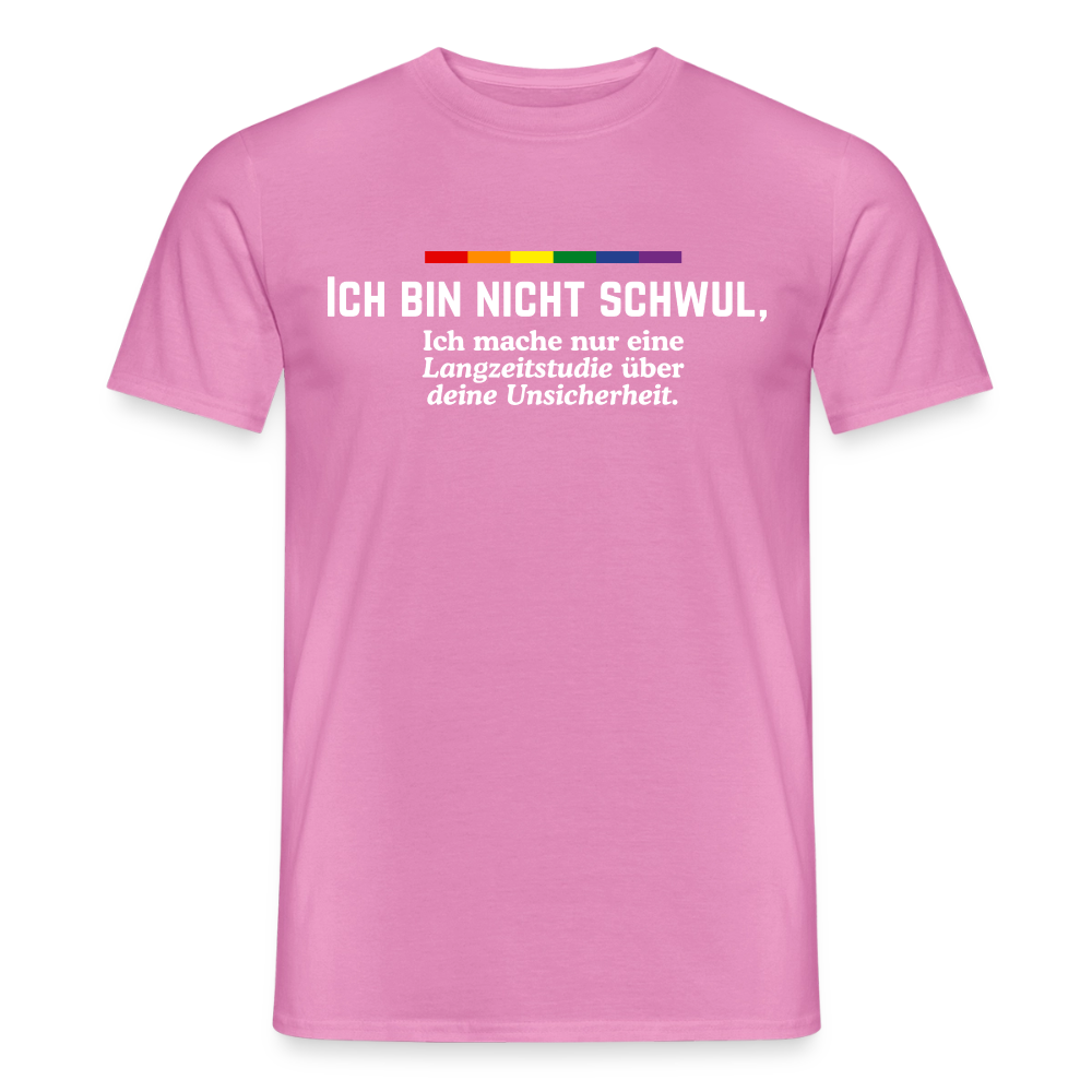 Leuchtend pink und extrem schlagfertig. Das freigestellte Shirt fängt den Blick mit der Zeile „ICH BIN NICHT SCHWUL“, bevor der kursive Text die Forschung über die Unsicherheit des anderen einleitet.