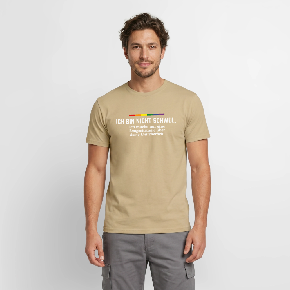 Das Model präsentiert das helle, sandbeige Kleidungsstück in lässiger Passform. Mit dem dunkel gedruckten Zitat „ICH BIN NICHT SCHWUL, Ich mache nur eine Langzeitstudie über deine Unsicherheit.“ wird das Outfit zur modischen Konter-Waffe.