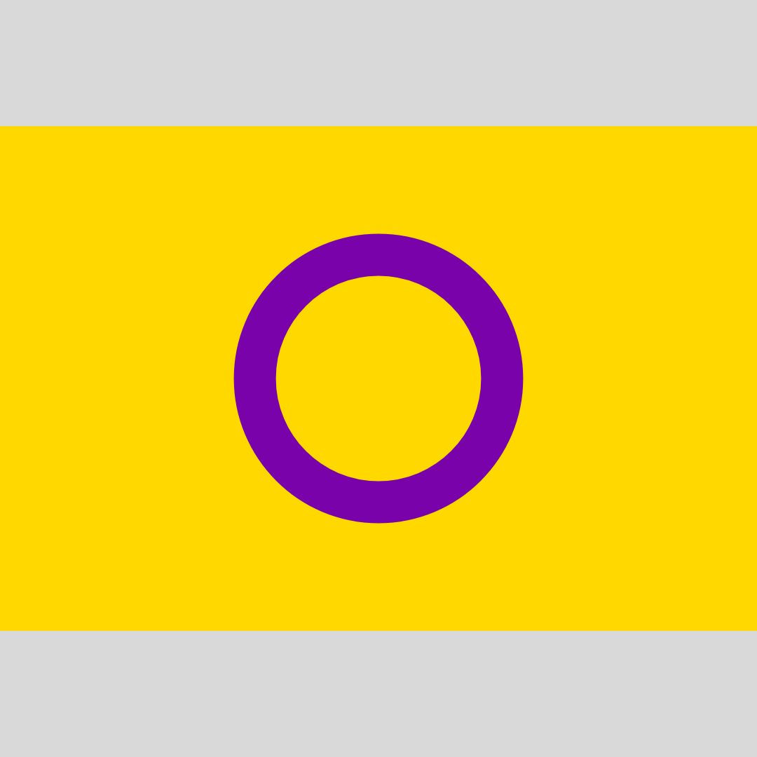 Digitale Vollbild-Grafik der Intersex-Pride-Flagge. Das Design ist minimalistisch und eindrucksvoll: Auf einem vollflächig sonnengelben Hintergrund befindet sich exakt in der Mitte ein ununterbrochener, dicker lila Kreisring.