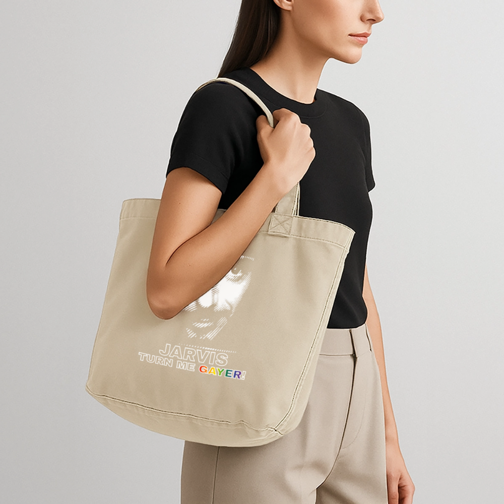 Ein Model trägt die sandfarbene Vintage-Tote-Bag über der Schulter. Das lustige Jarvis-Motiv mit seinem Regenbogen-Highlight verbindet praktischen Stauraum mit purem Gay Pride.