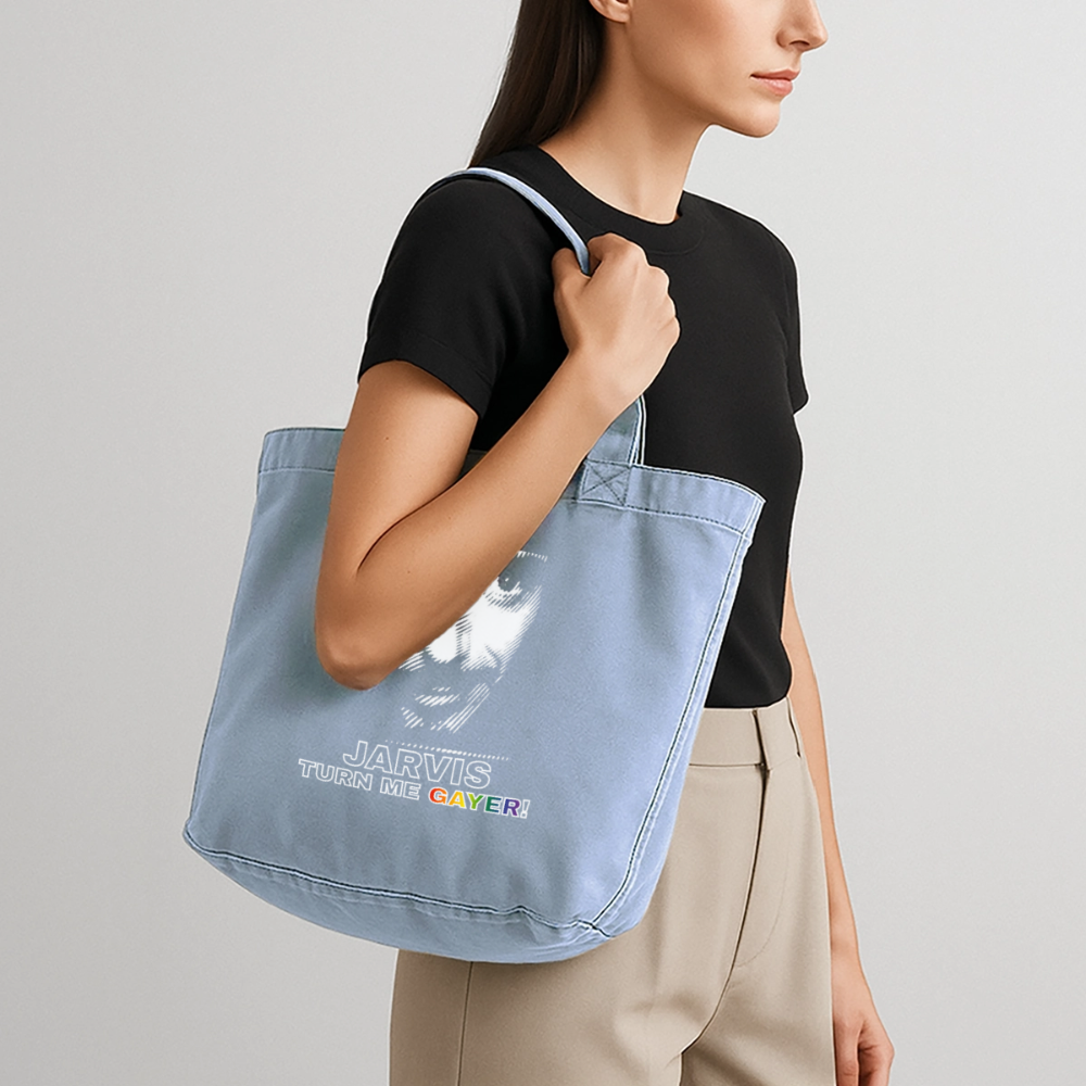 Ein Model präsentiert den hellblauen Vintage-Beutel. Das markante weiße Comic-Gesicht und die leuchtende LGBTQ-Typografie machen die Tasche zum idealen Begleiter für Nerd-Events oder den CSD.