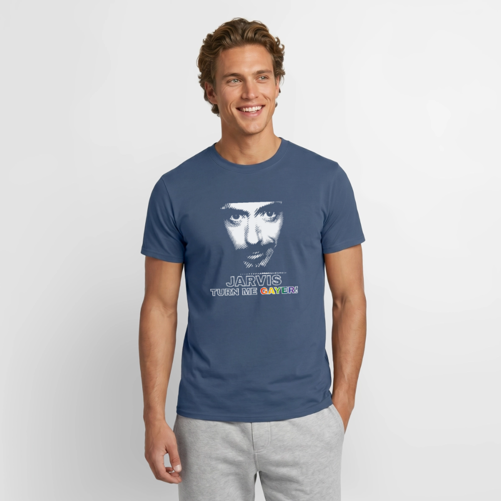 Ein Model trägt das T-Shirt in dunklem Denimblau mit dem lauten „JARVIS TURN ME GAYER!" Spruch. Nerd-Referenz trifft auf sichtbaren LGBTQ-Stolz mit bunter Typografie.
