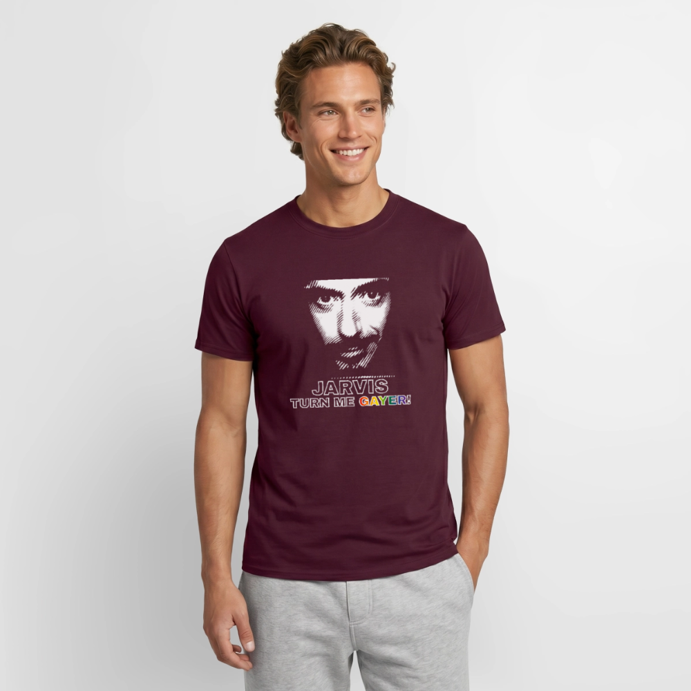 Männliches Model im ziegelroten T-Shirt, das Nerd-Kultur und Gay Pride verbindet. Das weiße Linien-Porträt und der bunte Schriftzug sorgen für garantierte Blicke auf der nächsten Convention.