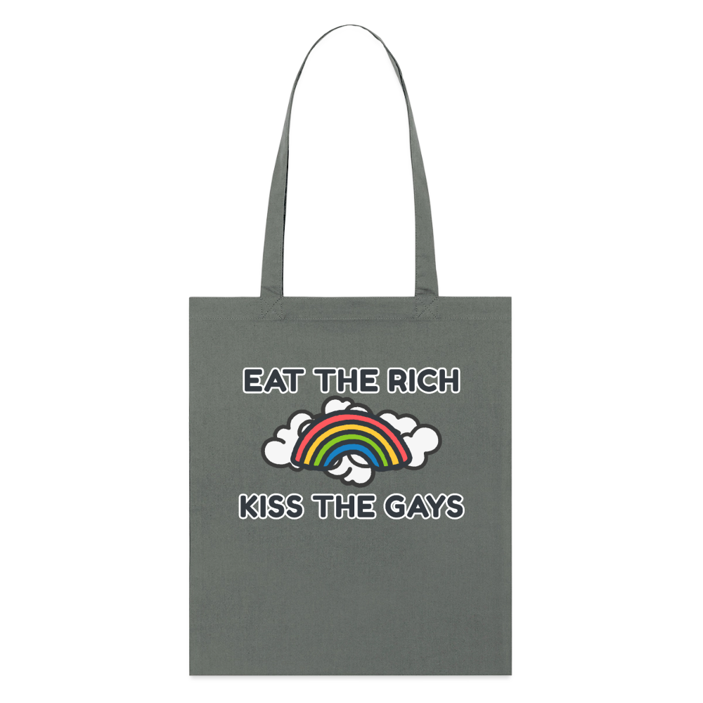 Dunkelgrauer, freigestellter Bio-Stoffbeutel mit dem provokanten Spruch „Eat The Rich Kiss The Gays“. Ein leuchtender Regenbogen bricht die fette Typografie auf und sorgt für queere Sichtbarkeit im Alltag.