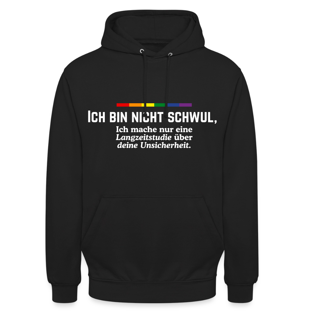 Maximaler Kontrast für maximale Aufmerksamkeit. Das pechschwarze Pullover-Modell rückt die weiße Satire-Botschaft „ICH BIN NICHT SCHWUL, Ich mache nur eine Langzeitstudie über deine Unsicherheit.“ in den absoluten Fokus, lediglich durchbrochen vom leuchtenden Pride-Regenbogen.