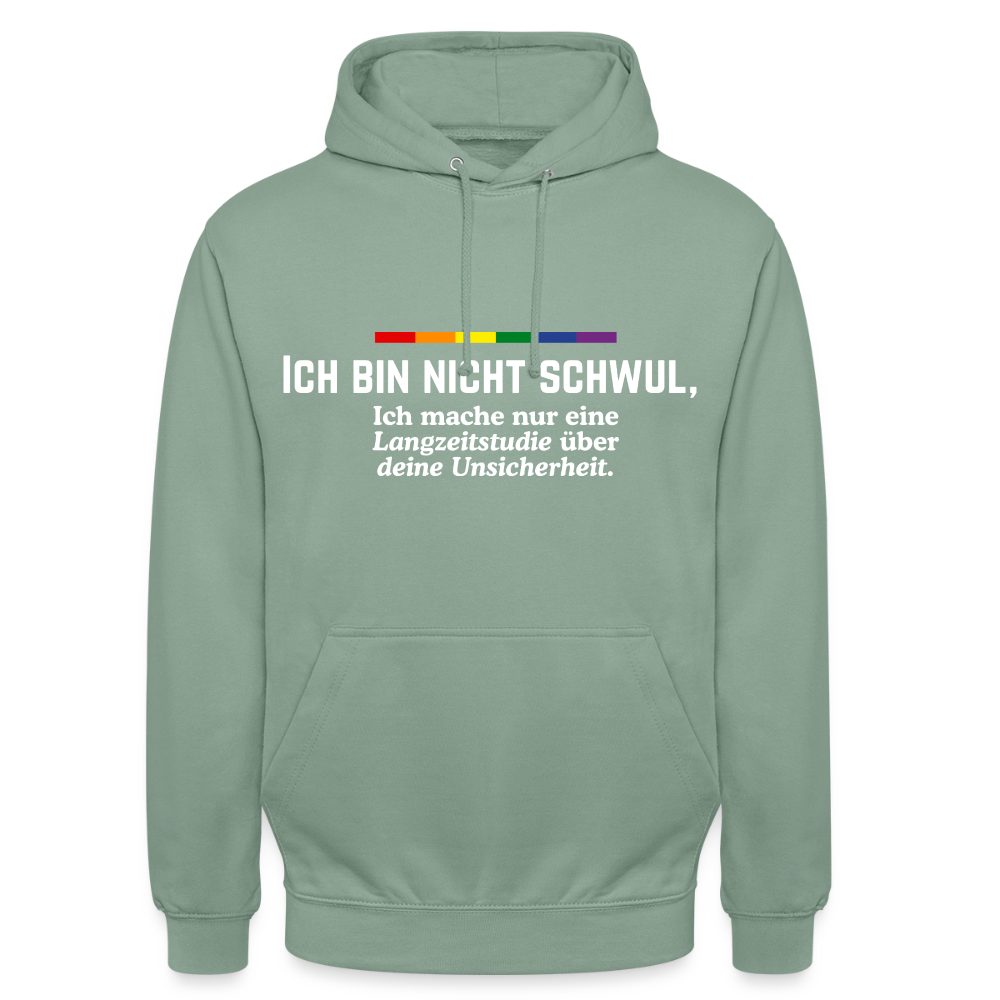 Freigestellter Kapuzenpullover in Graugrün. Das Motiv kontert Homophobie mit dem markanten weißen Spruch: „ICH BIN NICHT SCHWUL, Ich mache nur eine Langzeitstudie über deine Unsicherheit.“ Ein flacher Regenbogen rundet das Design ab.