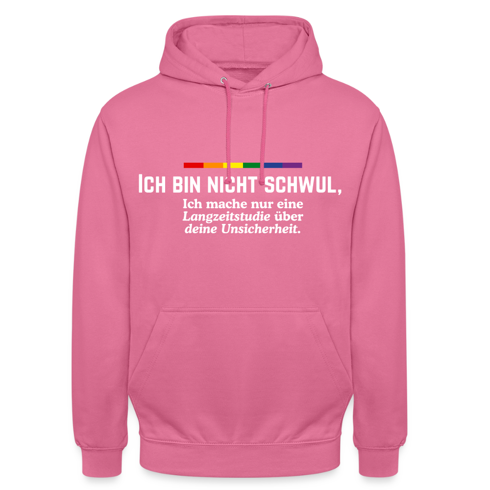 Leuchtend pinker Kapuzenpullover, freigestellt. Weißer Text springt ins Auge: „ICH BIN NICHT SCHWUL, Ich mache nur eine Langzeitstudie über deine Unsicherheit.“ Ein kleiner Regenbogen bringt zusätzliche Farbe ins Spiel.