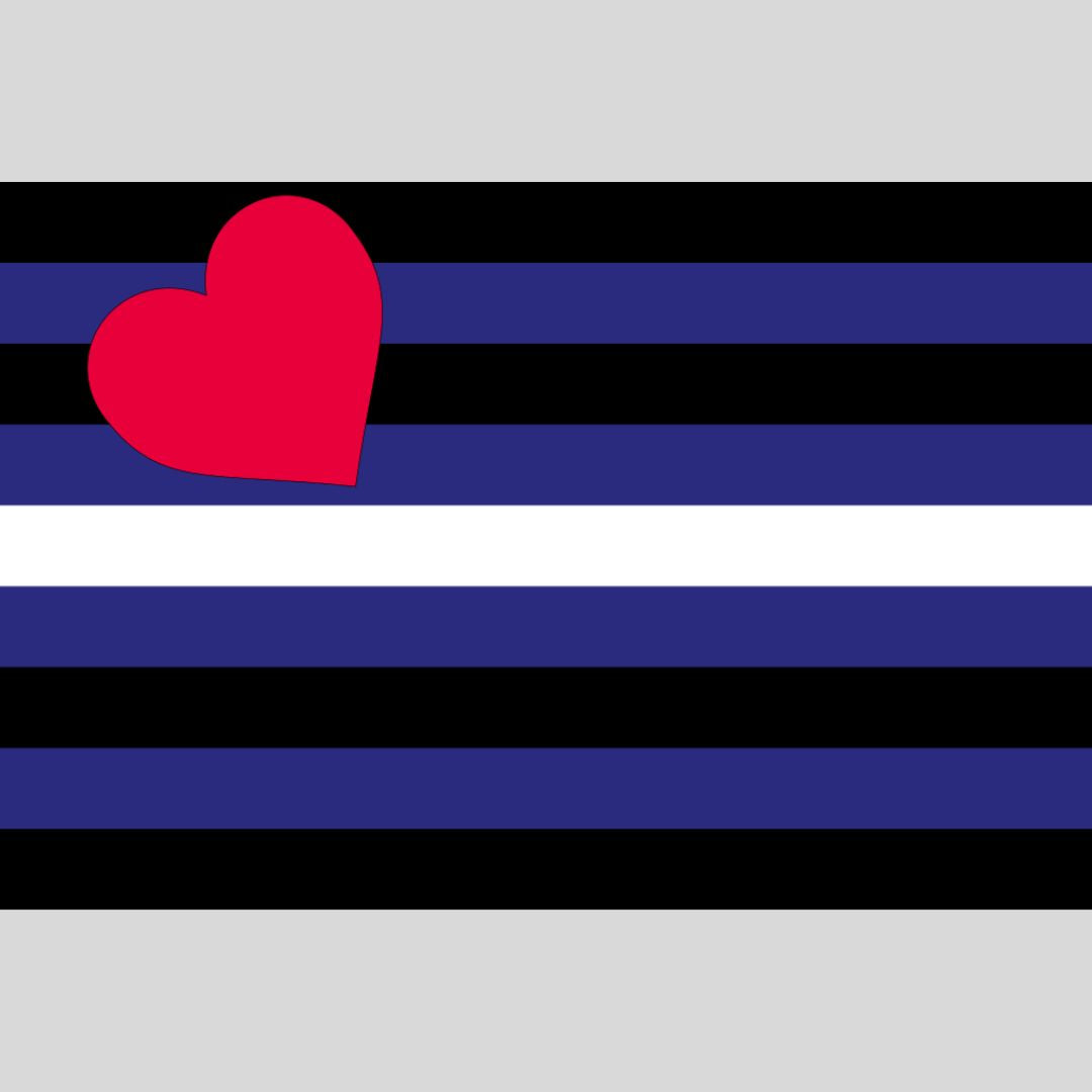 Eine flache digitale Grafik der Leather Pride Flagge. Sie zeigt neun horizontale Streifen, die sich von oben nach unten in Schwarz und Blau abwechseln, durchbrochen von einem weißen Streifen genau in der Mitte. In der oberen linken Ecke liegt ein großes, rotes, leicht geneigtes Herz auf den dunklen Streifen.