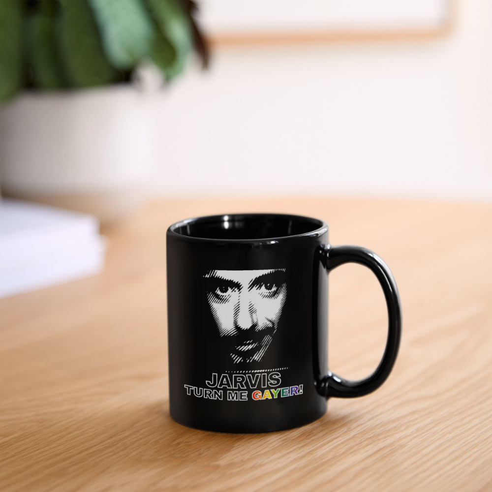 Präsentation der schwarzen Meme-Tasse auf einem hellen Holztisch mit einer Pflanze im Hintergrund. Das weiße Comic-Porträt und die farbenfrohe Regenbogen-Typografie machen den Kaffeebecher zum idealen LGBTQ-Accessoire für das Büro oder das heimische Gaming-Setup.
