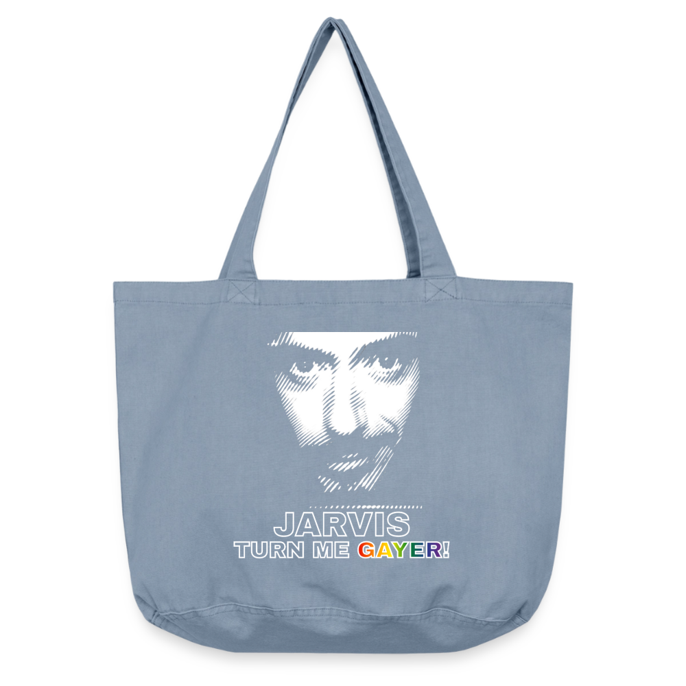 Freigestellte hellblaue Vintage-Tasche mit der humorvollen Aufforderung „JARVIS TURN ME GAYER!". Klare weiße Linien und bunte Regenbogen-Details verbinden Nerd-Life mit Pride.