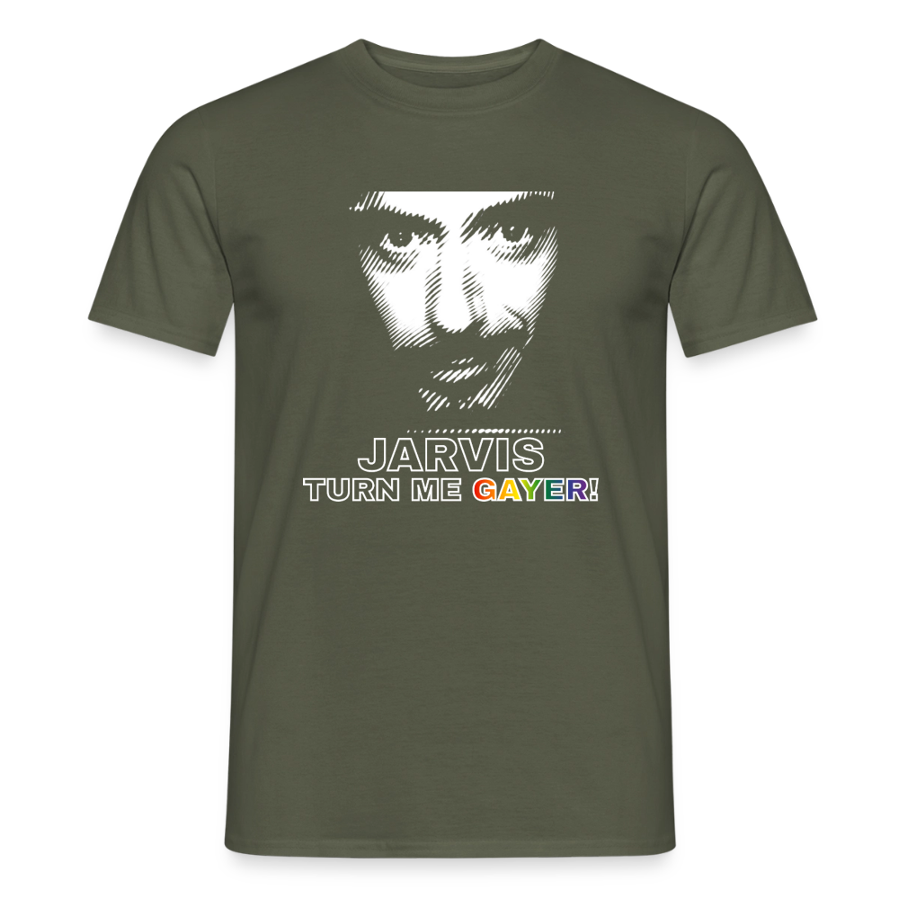 Freigestelltes militärgrünes T-Shirt mit kontrastreichem Linien-Gesicht in Weiß. Die Typografie gipfelt in einem bunten „GAYER!", was dieses Design zum ultimativen queeren Meme-Shirt macht.