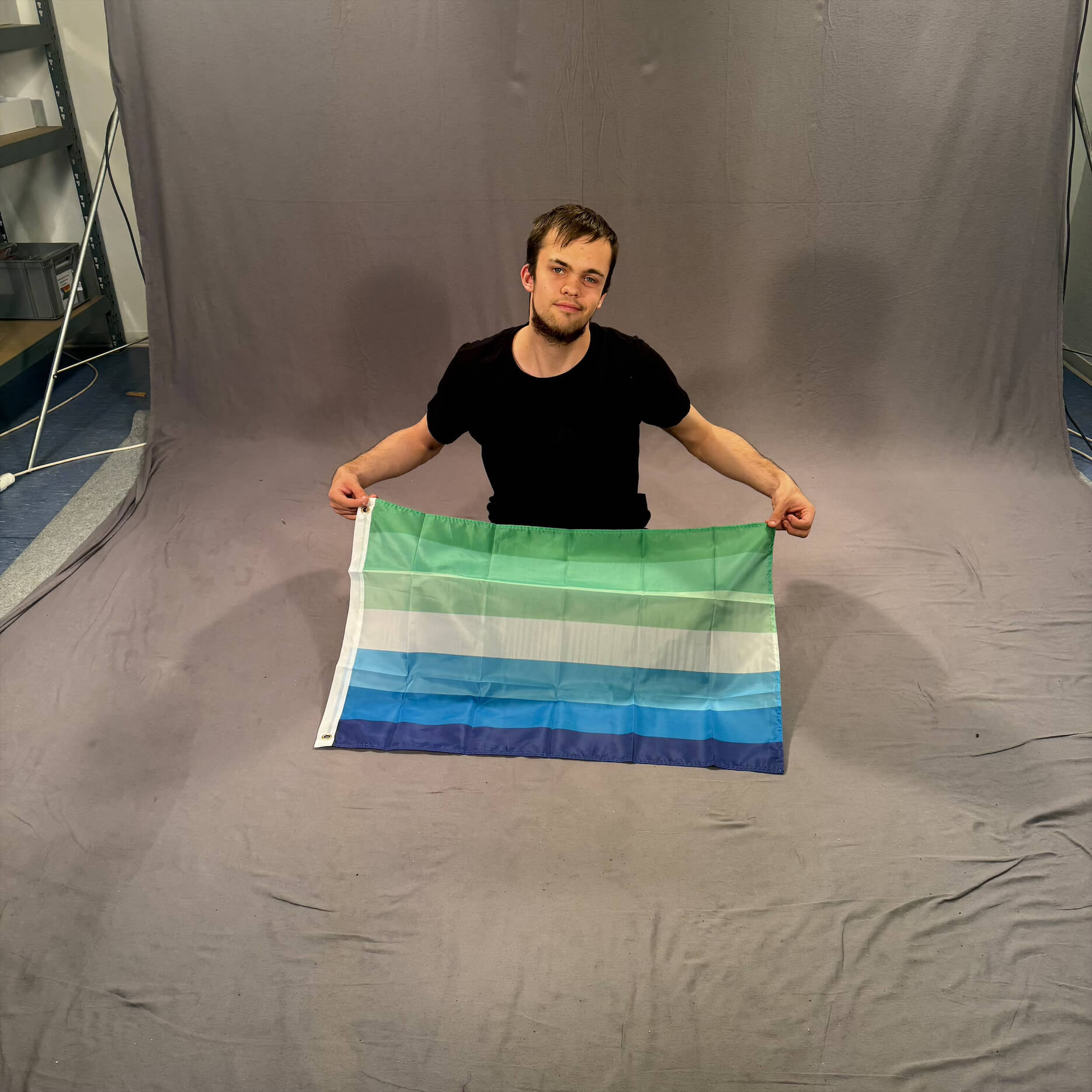 Leo präsentiert die MLM Flagge (Vincian Pride Flag) in der Größe 90 x 60 cm. Die hochwertige Pride-Flagge mit grün-weißen-blauen Streifen steht für schwule Männer und Men Loving Men. Starkes Symbol für Sichtbarkeit, Stolz und Community.