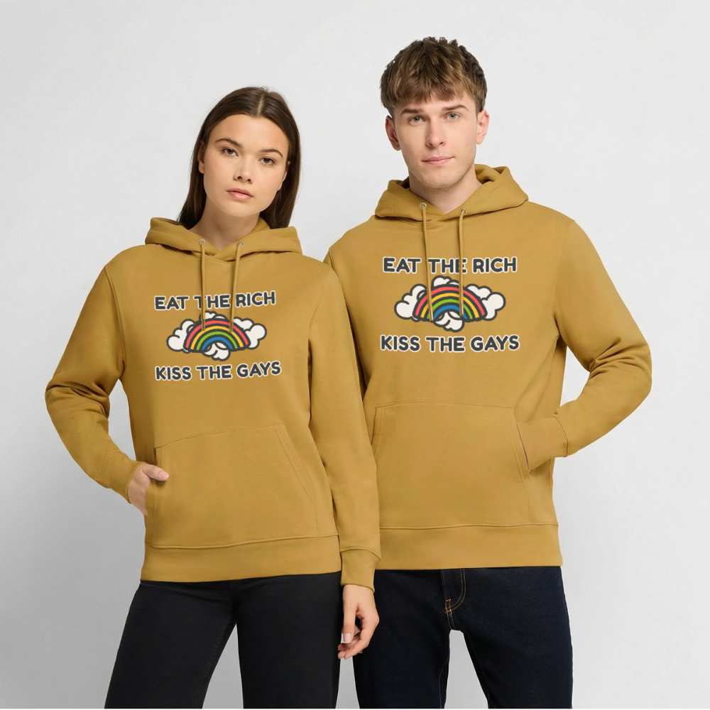 Zwei Models präsentieren den ockerfarbenen Hoodie mit dem aktivistischen Schriftzug „Eat The Rich Kiss The Gays“. Das farbige Regenbogen-Motiv macht dieses kuschelige Outfit zum klaren Statement für kühle CSD-Tage.