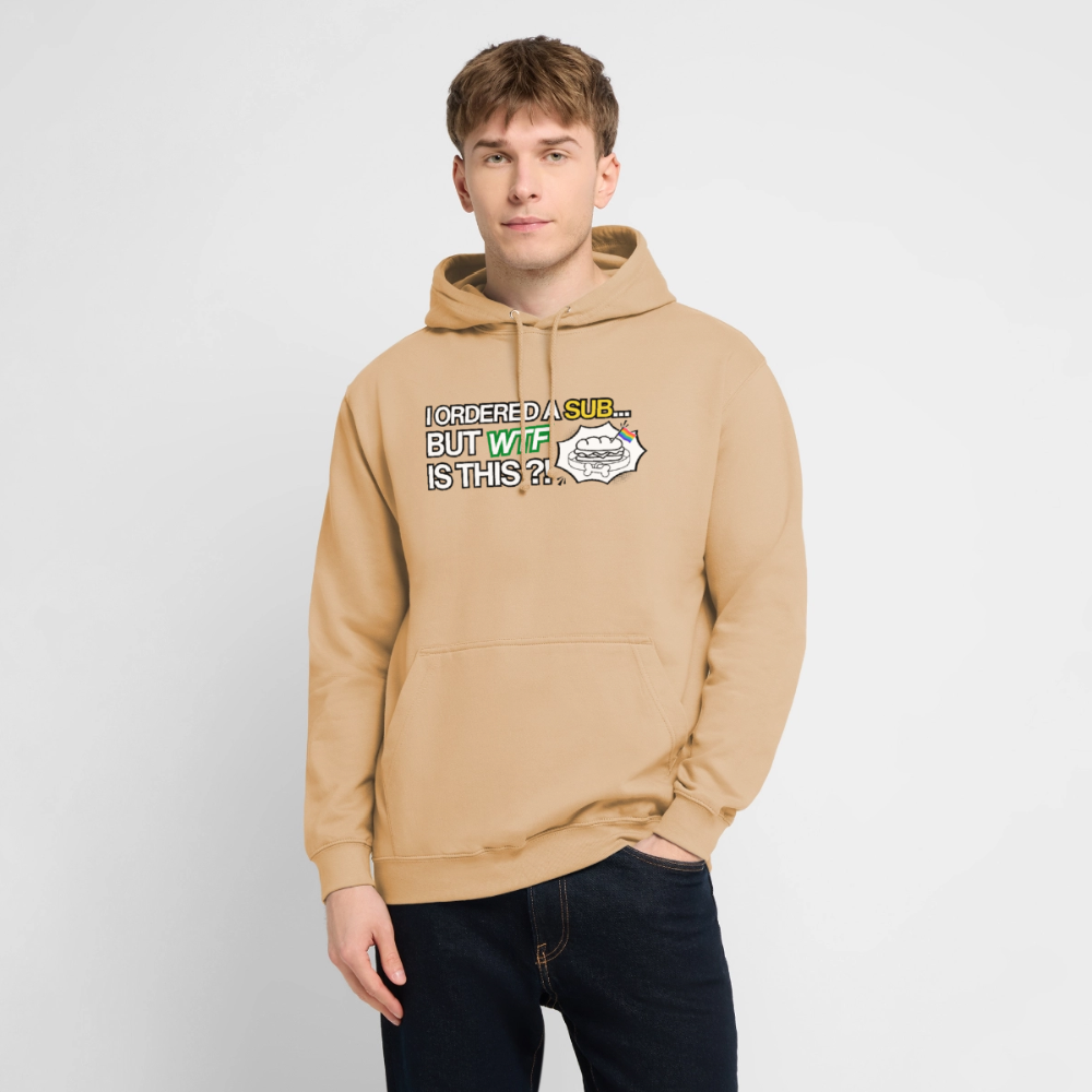 Männliches Modell präsentiert das pfirsichfarbene Streetwear-Piece mit dem provokanten Spruch über das falsch gelaufene Sandwich-Date. Ein gemütliches und zugleich ausdrucksstarkes Outfit für kältere CSD-Abende.