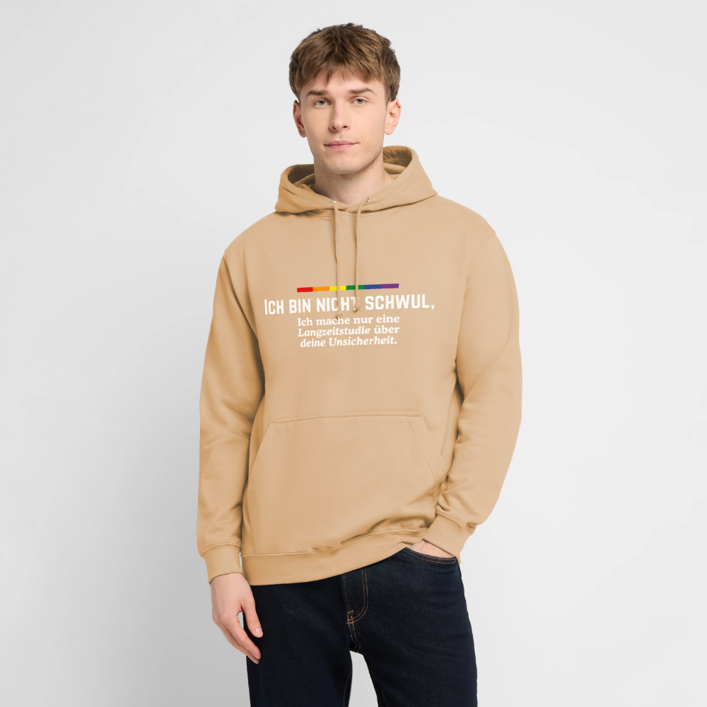 Getragen von einem Model zeigt der pfirsichfarbene Hoodie queeren Sarkasmus. Unter einem sechsfarbigen Regenbogenstrich liest man die Pointe: „ICH BIN NICHT SCHWUL, Ich mache nur eine Langzeitstudie über deine Unsicherheit.“