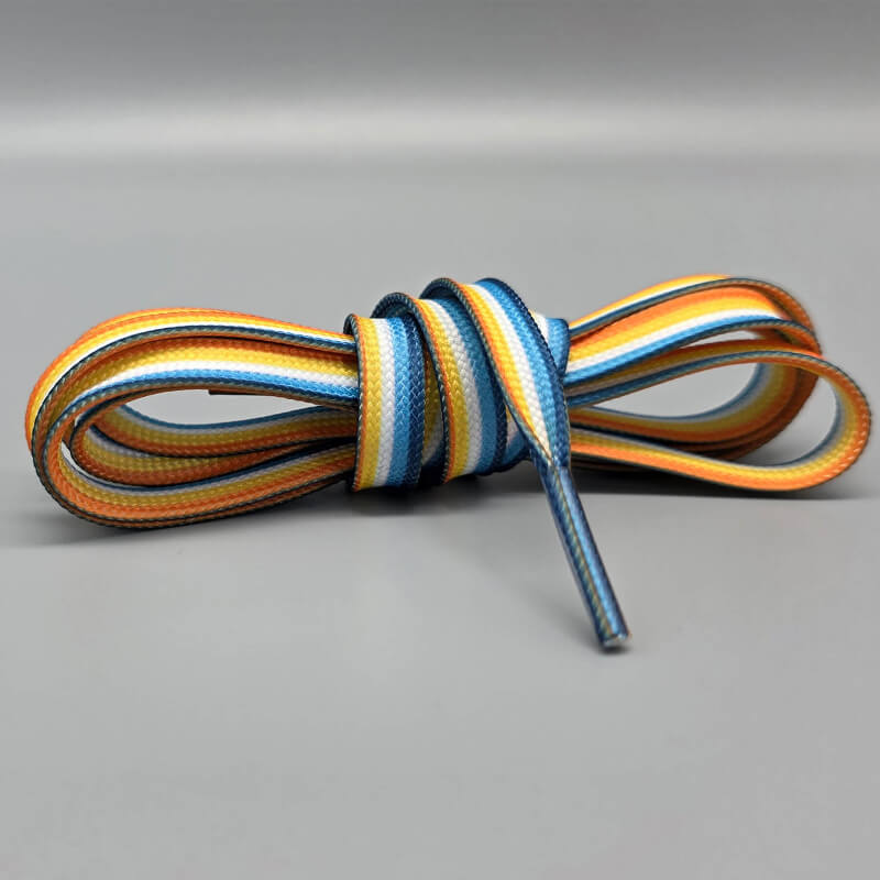 Pride-Schnürsenkel in den Flaggenfarben von Aroace (Aromantic Asexual) mit Streifen in Orange, Gelb, Weiß, Hellblau und Dunkelblau, zu einem lockeren Knoten gebunden.