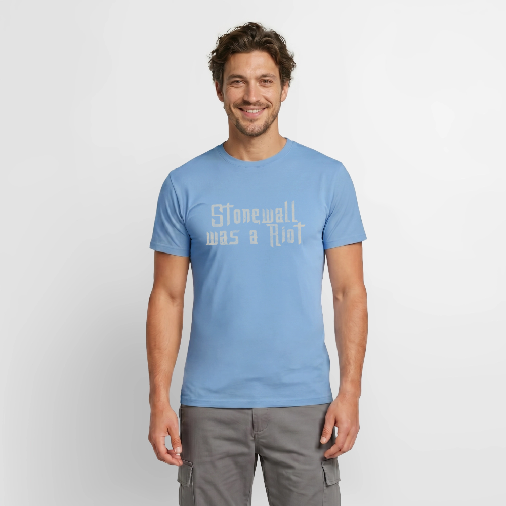 Das hellblaue T-Shirt wird von einem Model präsentiert. Der Used-Look-Schriftzug macht deutlich: Pride ist kein Fest, sondern ein Resultat von Widerstand und Mut.
