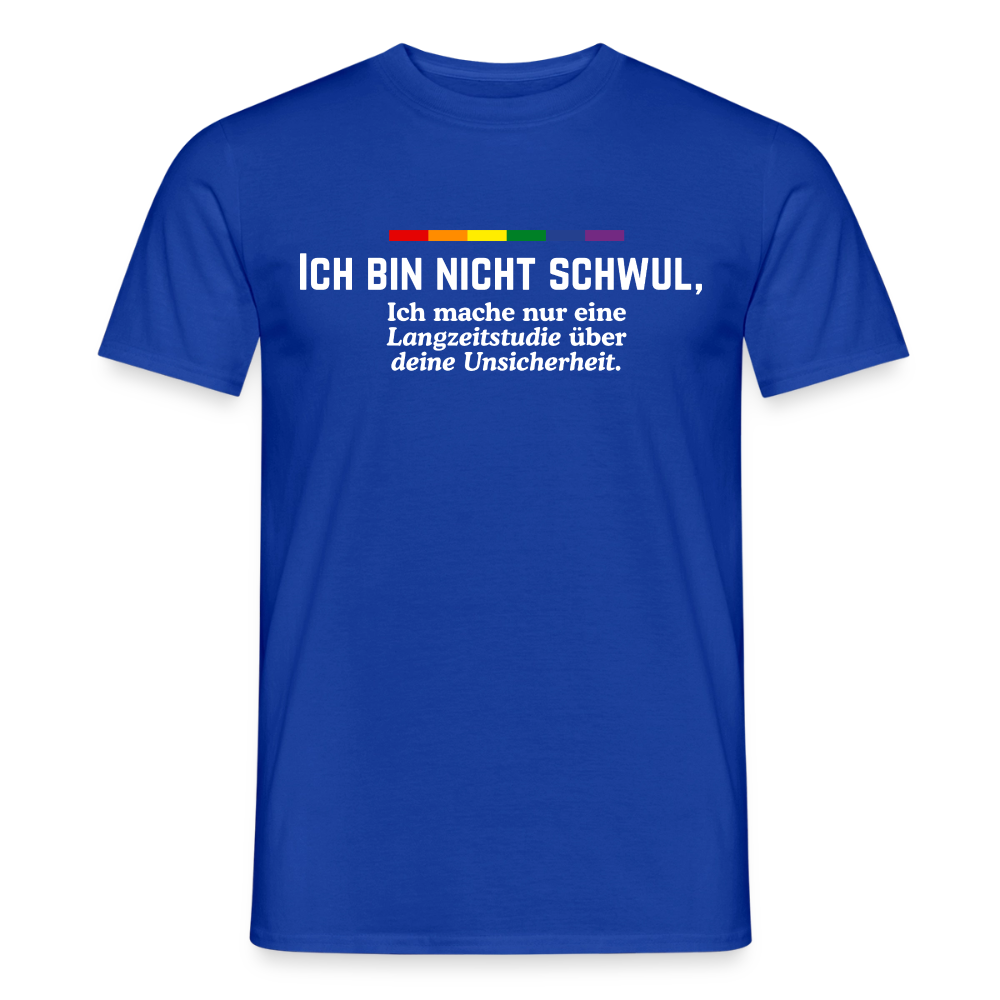 Klassisches Dunkelblau, kombiniert mit einer hochgradig provokanten Botschaft. Der weiße Print „ICH BIN NICHT SCHWUL, Ich mache nur eine Langzeitstudie über deine Unsicherheit.“ wird durch den bunten Strich zum kraftvollen Werkzeug.