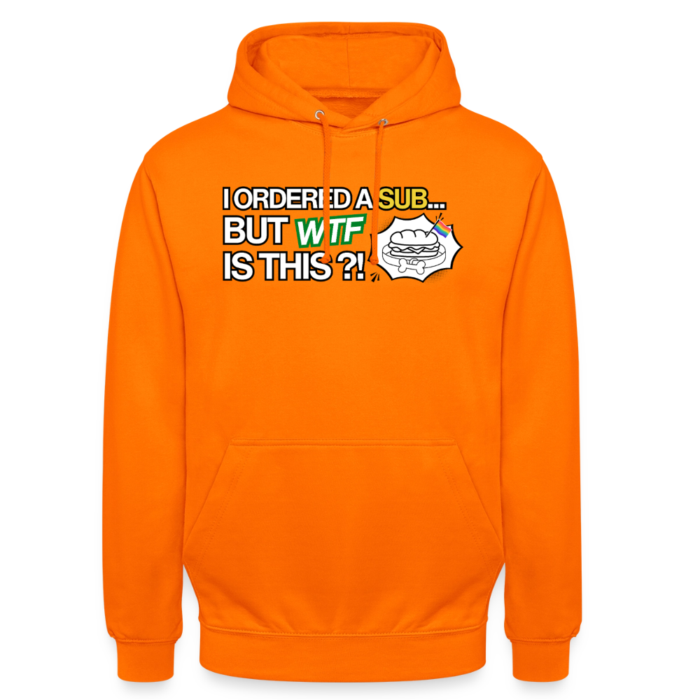 Leuchtend oranger Kapuzenpulli im scharfen Produkt-Freisteller für den Onlineshop. Die kontrastreiche Wirkung von schwarzem Text auf der auffälligen Stofffarbe sorgt für kompromisslose Sichtbarkeit des Fetisch-Memes.