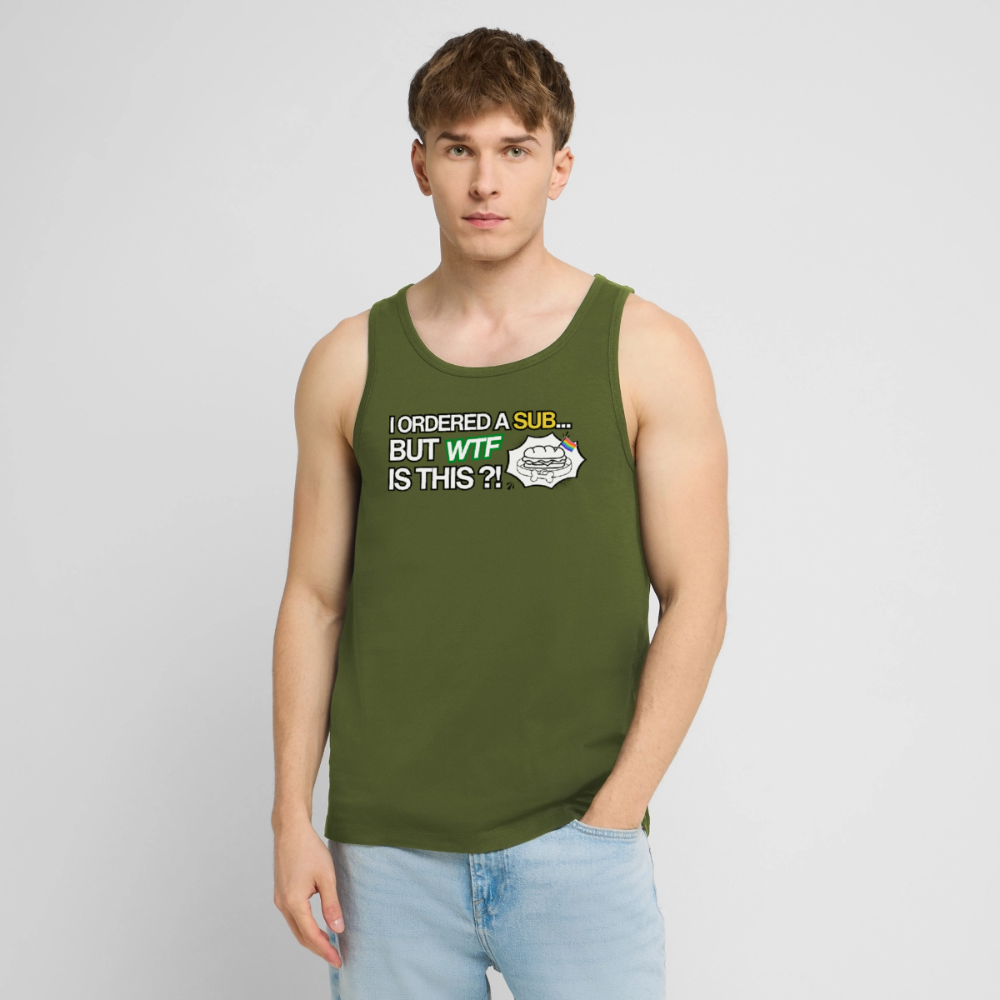 Das khakifarbene PrideMerch-Tank-Top wird von einem bärtigen Modell getragen. Dank der Kombination aus derber Ironie, dem Wort „Sub“ und den Puppy-Ohren im Regenbogen-Sandwich wird die Kopfbedeckung zum absoluten Blickfang für die Community.