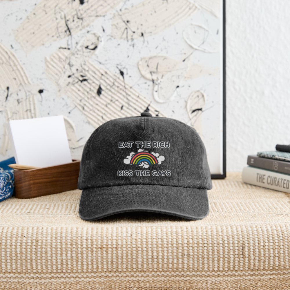 Die schwarze, leicht verwaschene Cap präsentiert das klare Statement „Eat The Rich Kiss The Gays“ im Lifestyle-Setting. Der leuchtende Regenbogen auf dem dunklen Stoff macht sie zum idealen Outfit-Highlight für jeden sommerlichen Pride-Event.