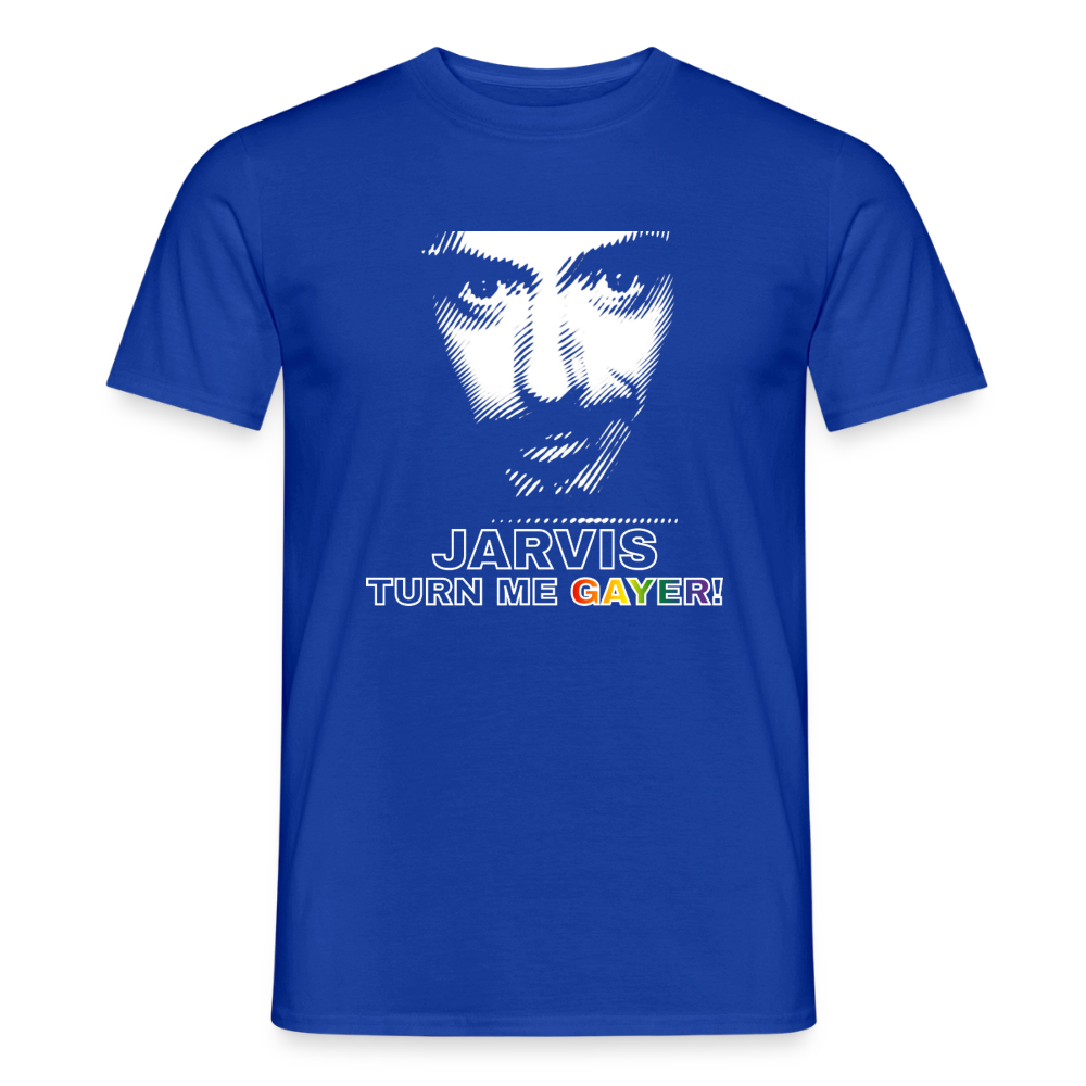 Freigestelltes dunkelblaues T-Shirt mit dem ikonischen „JARVIS TURN ME GAYER!" Statement. Die weiße Grafik und das farbenfrohe Ende des Spruchs sind pure queere Ironie.