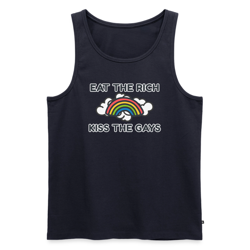 Dunkelblaues Tank Top auf transparentem Hintergrund mit der fetten Typografie „Eat The Rich Kiss The Gays“. Ein bunter Regenbogen bricht die aktivistische Botschaft optisch auf und sorgt für einen selbstbewussten queeren Look.