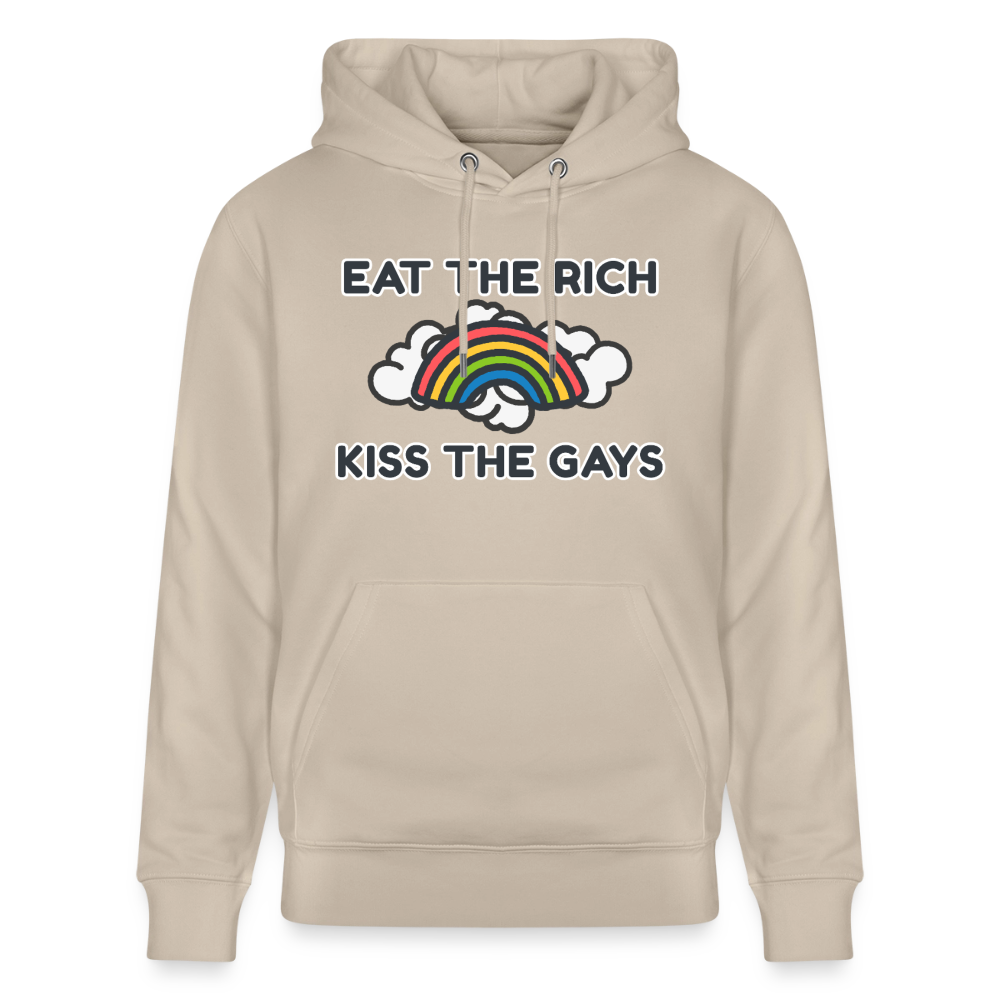 Auf dem beigen Hoodie prangt unmissverständlich der Satz „Eat The Rich Kiss The Gays“. Die Kombination aus fetter Schrift und comic-haften Regenbogen-Wolken setzt ein starkes politisches Zeichen.