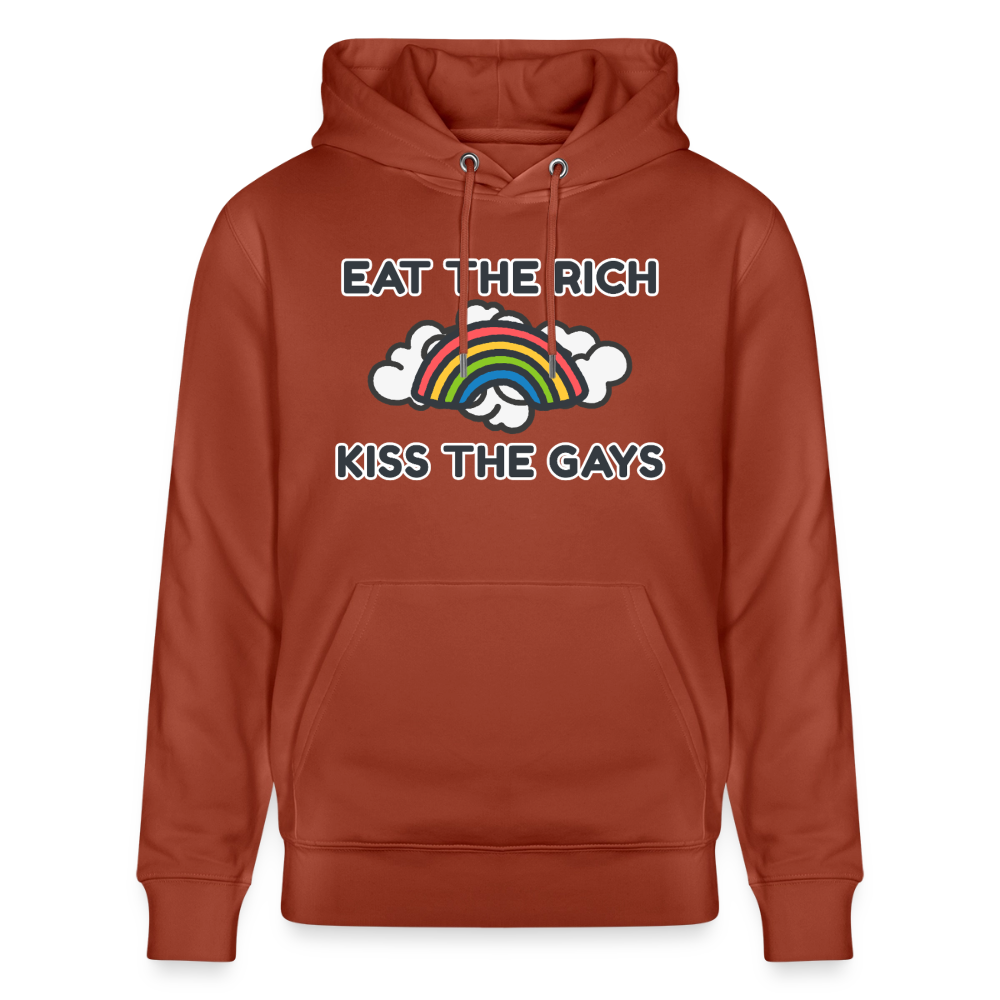 Der terrakottafarbene Pullover trägt stolz den Schriftzug „Eat The Rich Kiss The Gays“. Zwischen den Textzeilen sorgt ein bunter Regenbogen für maximale Sichtbarkeit in der queeren Community