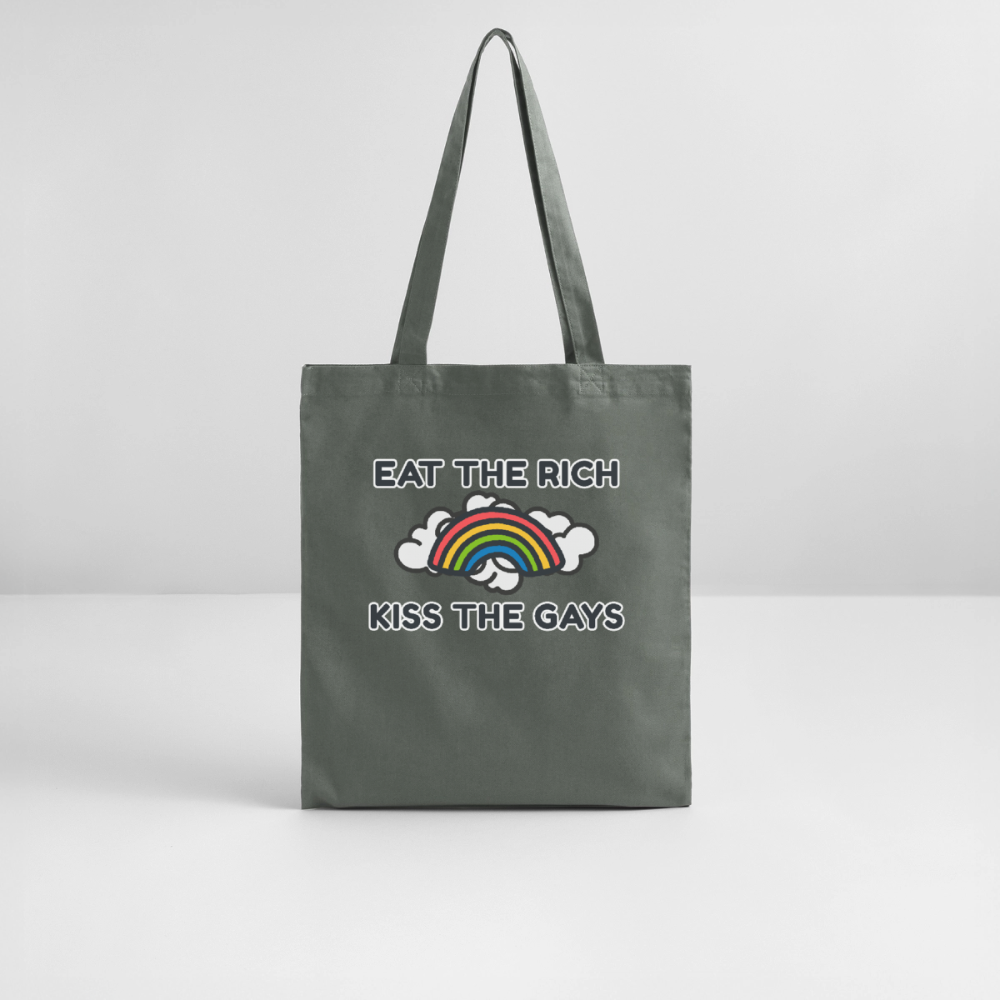 Im hellen Fotostudio steht ein anthrazitfarbener Beutel und präsentiert das Design „Eat The Rich Kiss The Gays“. Das farbintensive Regenbogen-Motiv macht die Tasche zum perfekten Begleiter für den Straßenprotest.