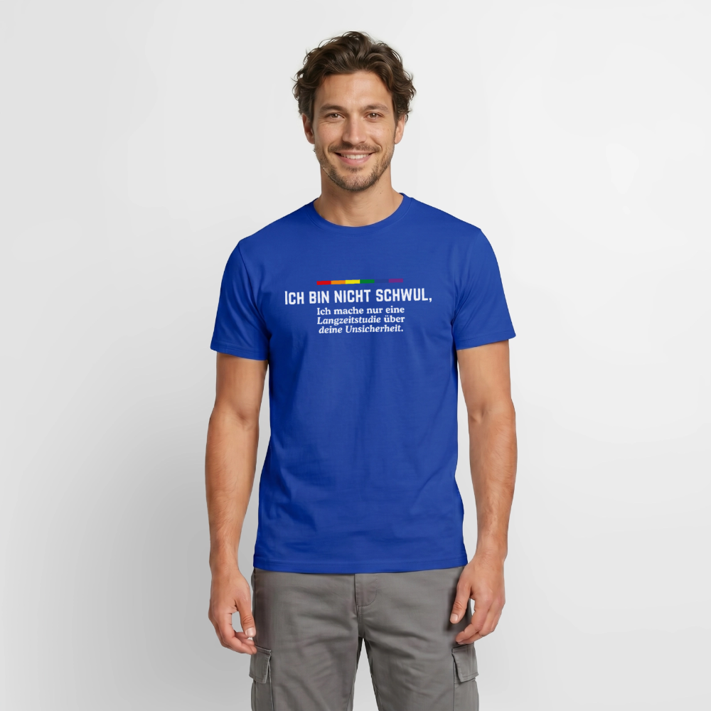 Ein Model zeigt, wie man homophobe Kommentare im Alltag souverän auflaufen lässt. Auf dem dunkelblauen T-Shirt prangt die unmissverständliche Ansage: „ICH BIN NICHT SCHWUL, Ich mache nur eine Langzeitstudie über deine Unsicherheit.“