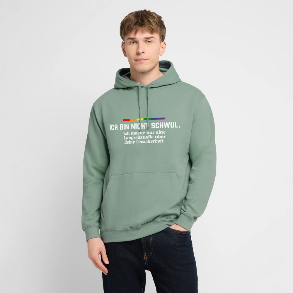 Ein männliches Model präsentiert den graugrünen Hoodie. Auf der Brust entlarvt der weiße Text „ICH BIN NICHT SCHWUL, Ich mache nur eine Langzeitstudie über deine Unsicherheit.“ fragile Egos, gekrönt von einem bunten Regenbogenstrich.