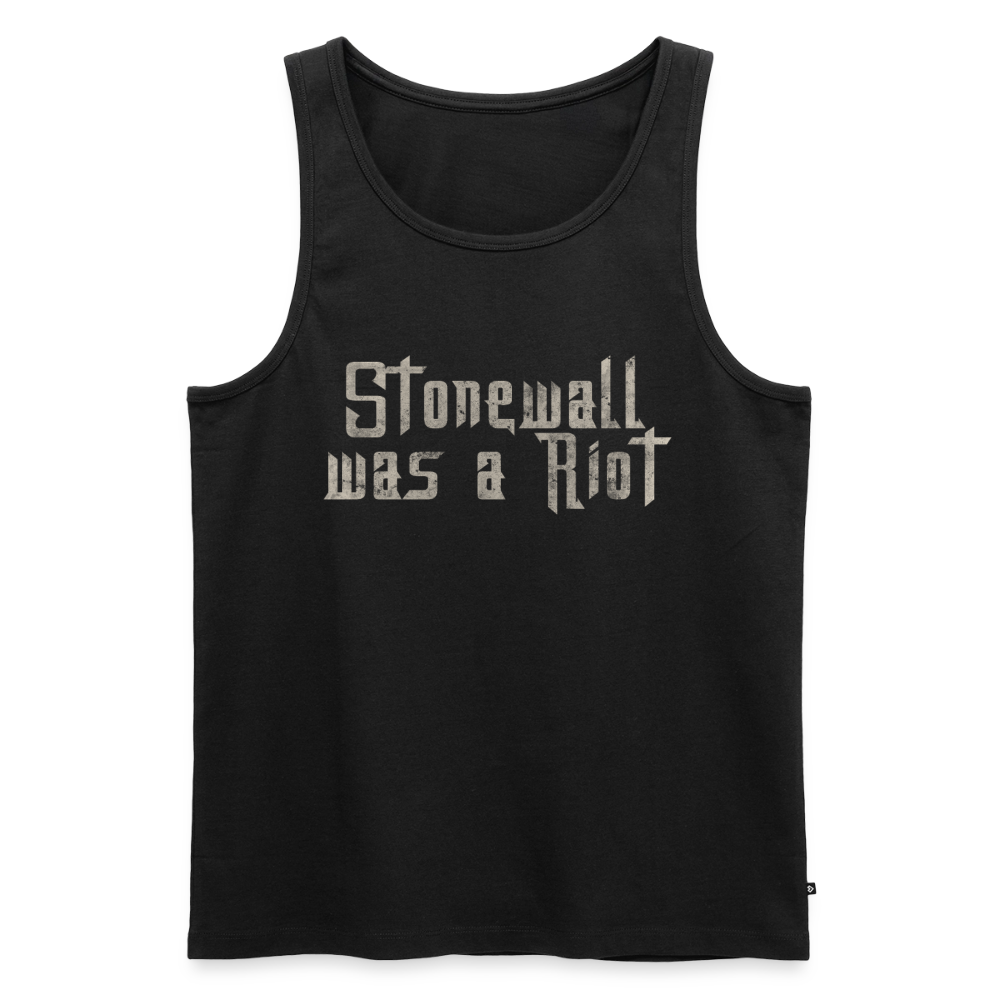 Maximaler Kontrast für eine laute Botschaft: Auf dem schwarzen, freigestellten Tank Top leuchtet der helle Stencil-Schriftzug „Stonewall was a Riot“. Ein rebellisches Sommer-Design für echten queeren Aktivismus.