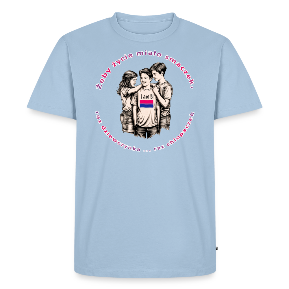 Freigestelltes hellblaues T-Shirt mit dem nostalgischen Design für Bi-Sichtbarkeit. Die pinke Typografie bildet einen sanften Kontrast zum Blau und unterstreicht die lebensfrohe Botschaft des polnischen Spruchs.