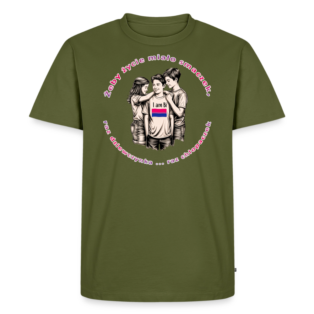 Freigestelltes khaki-farbenes T-Shirt mit der handgezeichneten „Smaczek“-Grafik. Der pinkfarbene Textbruchstuck „raz dziewczynka ... raz chłopaczek“ unterstreicht die humorvolle Note des Bi-Designs.