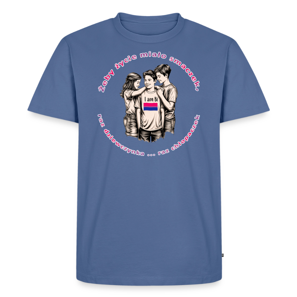 Das taubenblaue T-Shirt präsentiert das Design für Bi+ Sichtbarkeit. Die Kombination aus Bleistift-Grafik und dem pinkfarbenen Rahmen-Text macht das Shirt zu einem authentischen Community-Outfit.