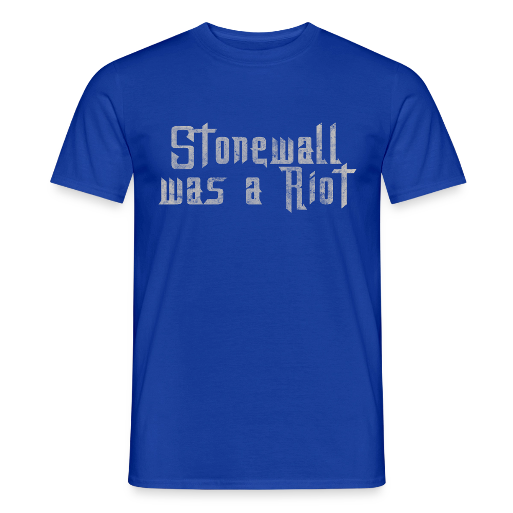 Freigestelltes dunkelblaues T-Shirt mit dem rauen Stencil-Schriftzug „Stonewall was a Riot“. Ein kraftvolles Design von PrideLAB, das an den Aufstand im Stonewall Inn erinnert.
