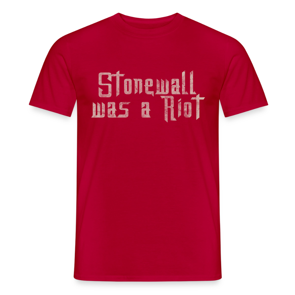 Das rote T-Shirt zeigt das unmissverständliche Statement „Stonewall was a Riot“. Die helle Stencil-Typografie mit Used-Look-Textur symbolisiert die Wut und den Mut der Community von 1969.